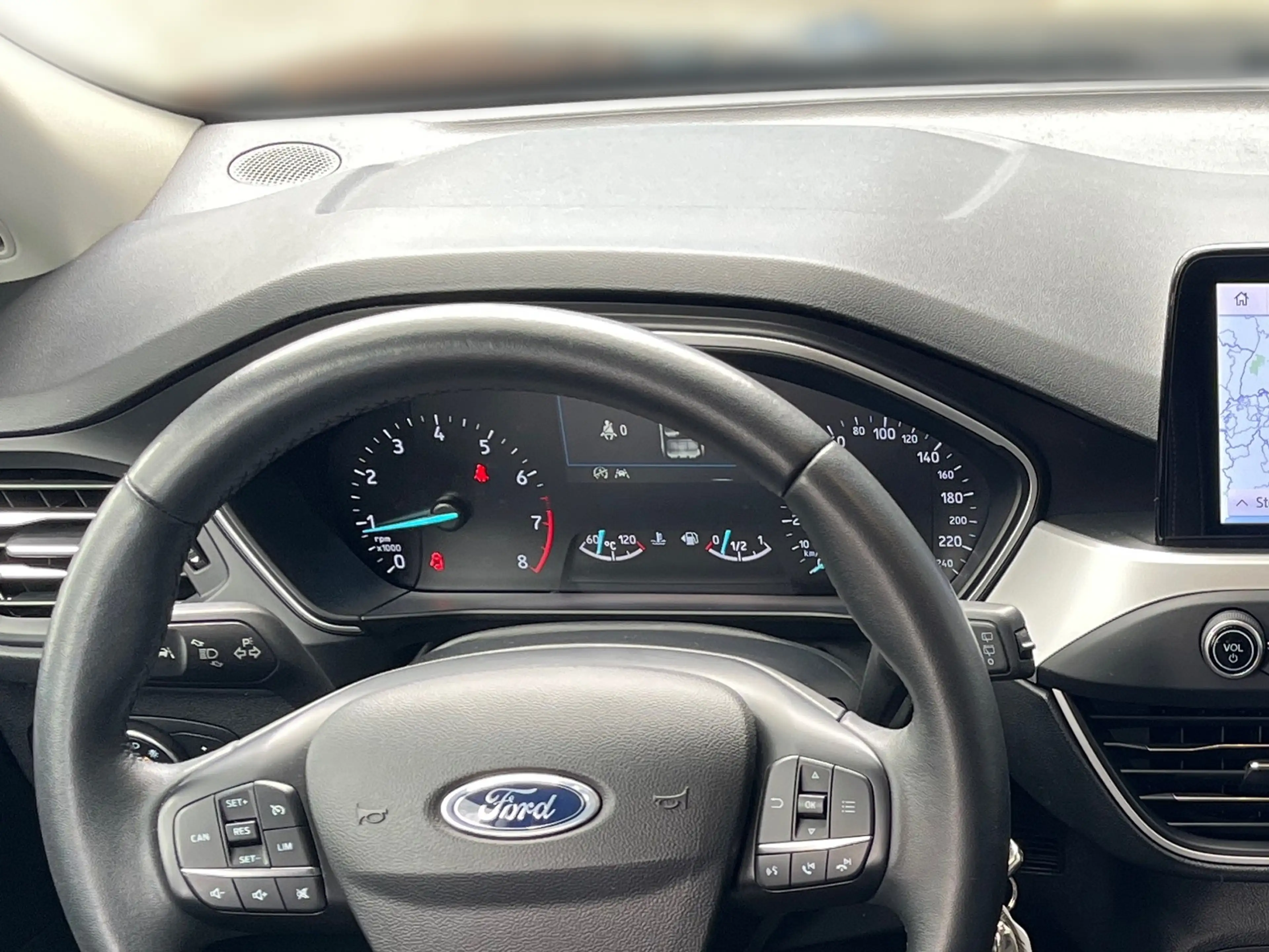 Ford Focus Traveller 1,0 EcoBoost Titanium — photo 10