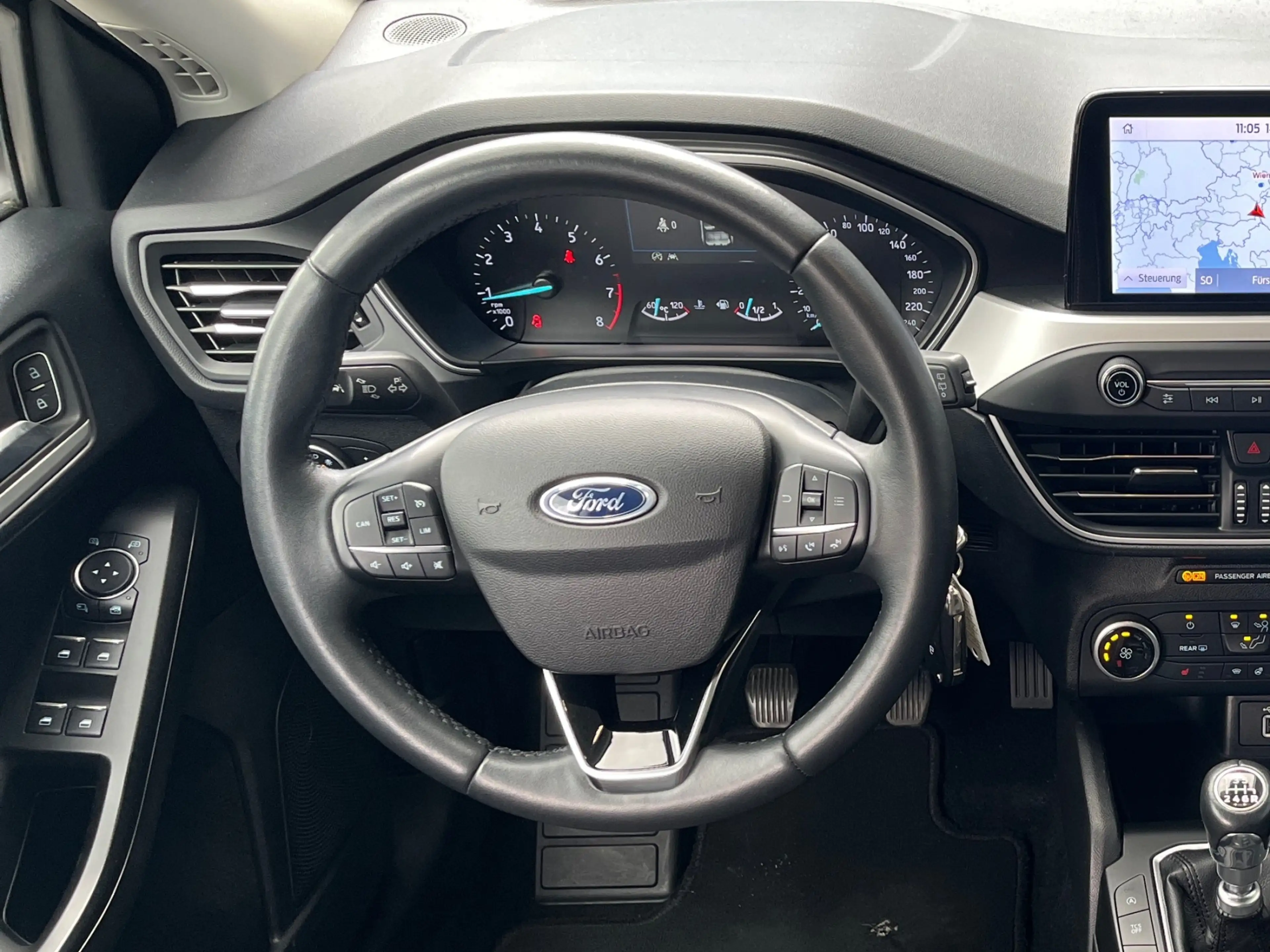 Ford Focus Traveller 1,0 EcoBoost Titanium — photo 9