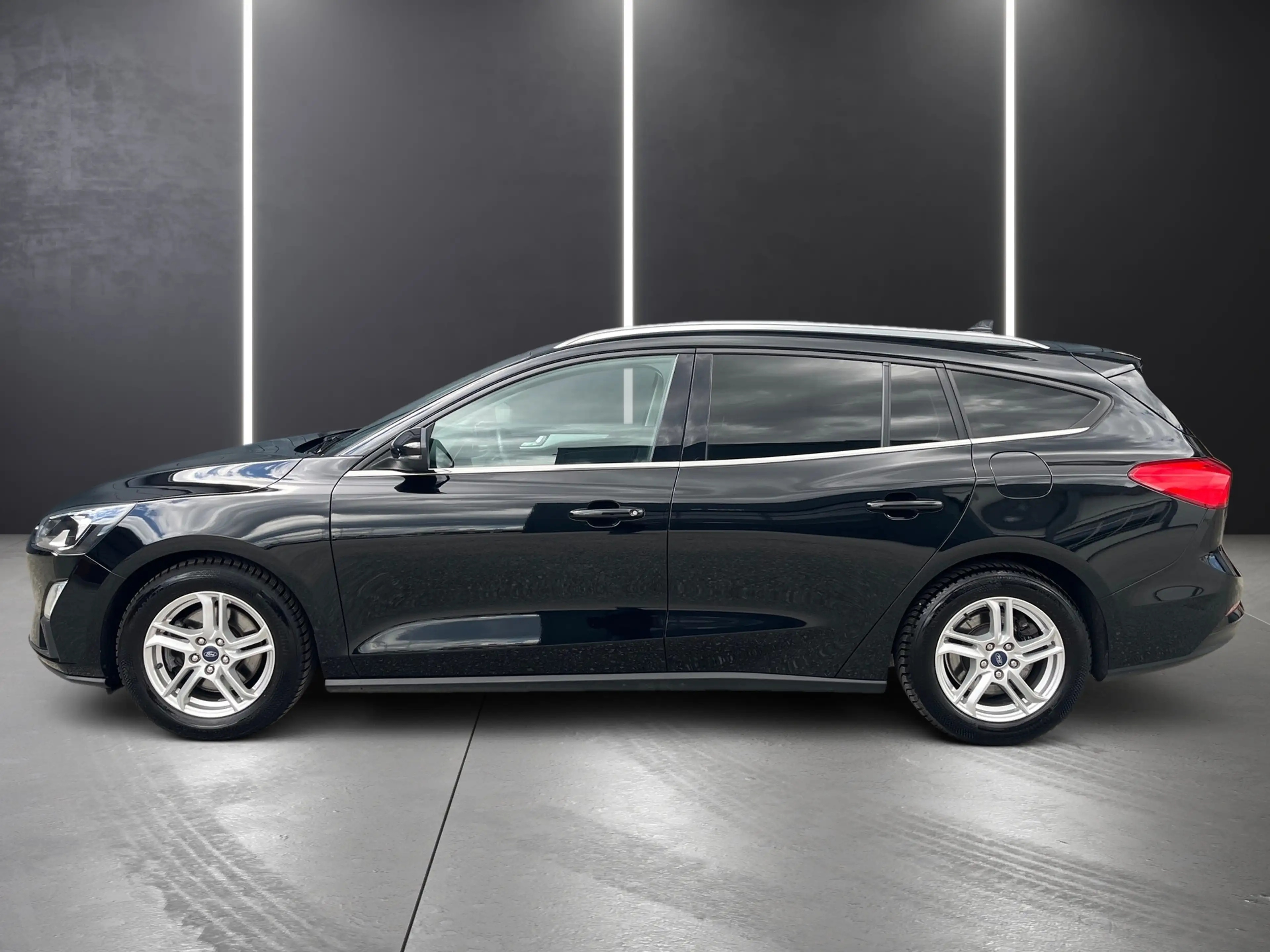 Ford Focus Traveller 1,0 EcoBoost Titanium — photo 3
