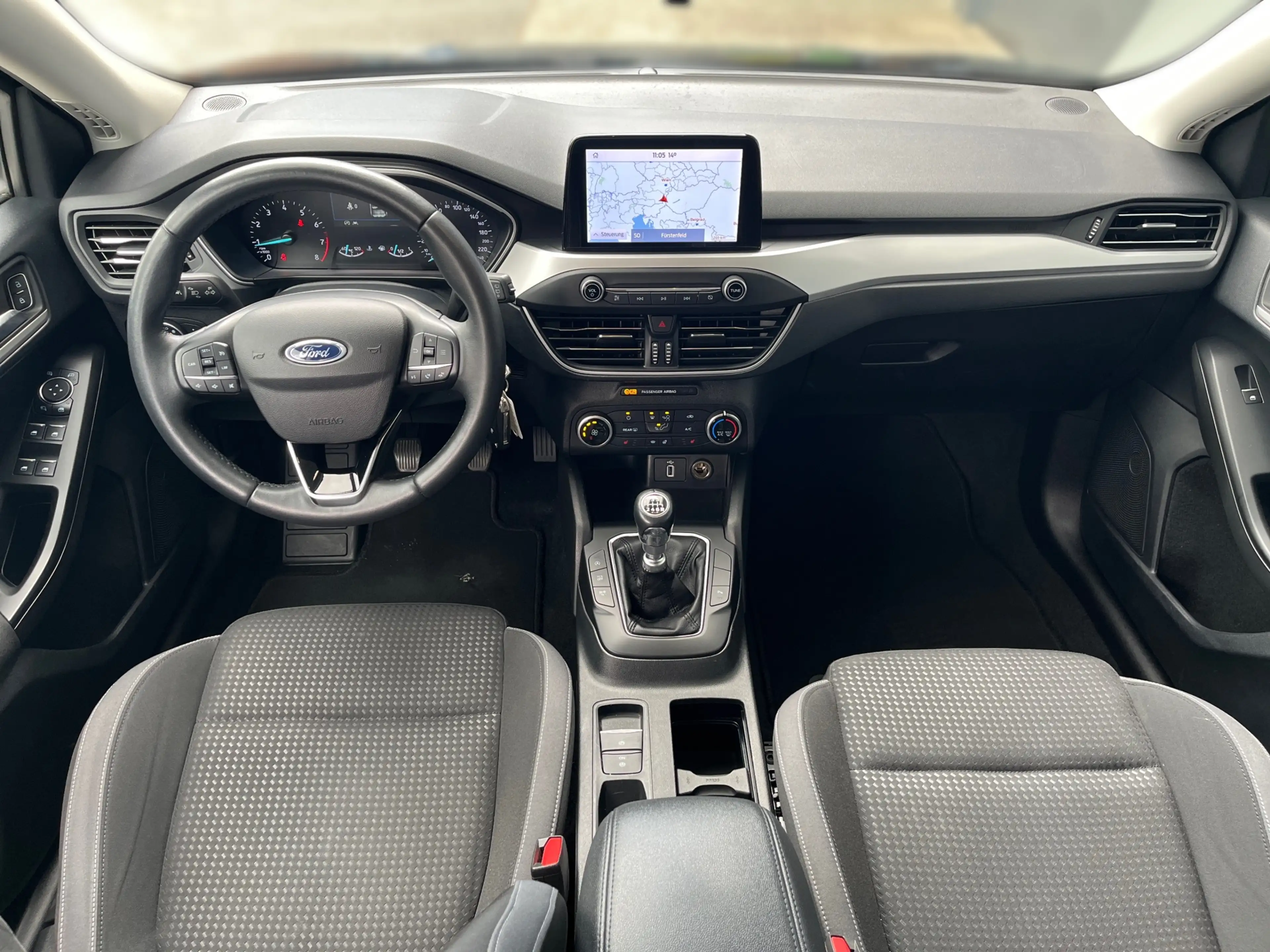 Ford Focus Traveller 1,0 EcoBoost Titanium — photo 12