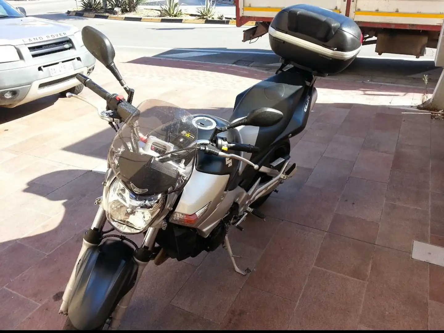 Suzuki GSR 600 Gri - 1