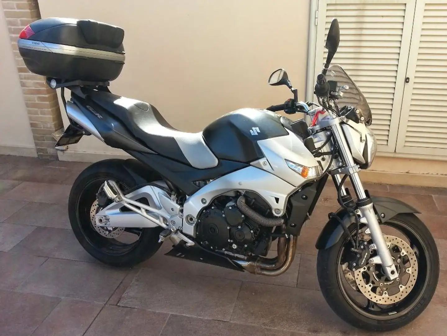 Suzuki GSR 600 Gri - 2