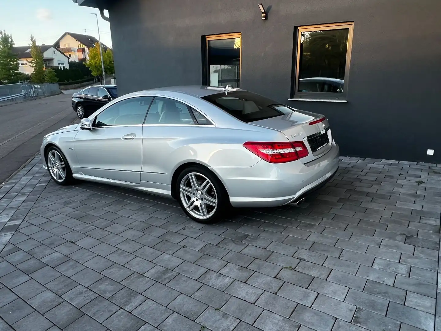 Mercedes-Benz E 350 CDI Coupe/Amg-Paket/1.Hand Silber - 2