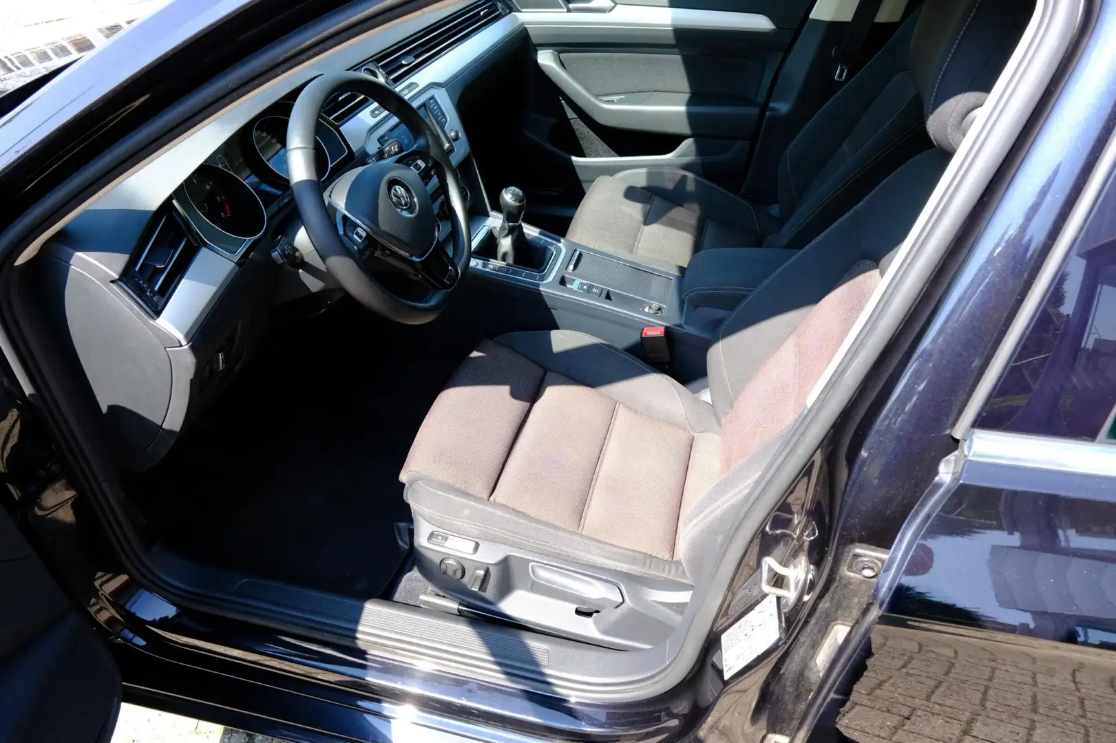 Volkswagen Passat 1.4 TSI ACT 150PK Highline Pano|Navi|LED|ParkAssis Zwart - 2