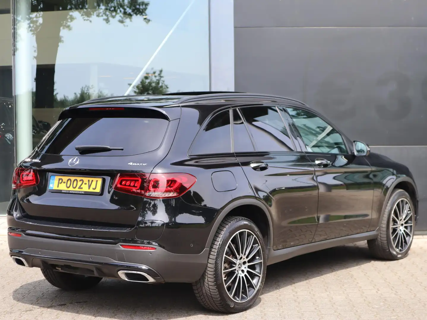 Mercedes-Benz GLC 300 300e 4MATIC Business Solution AMG Zwart - 2