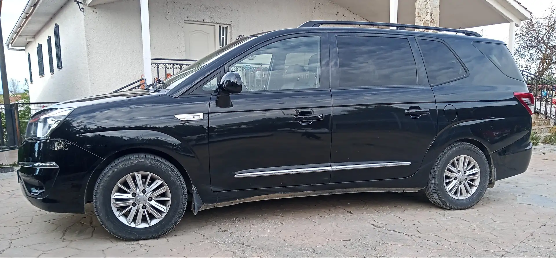 SsangYong Rodius Rodius 2.0e-Xdi Schwarz - 2