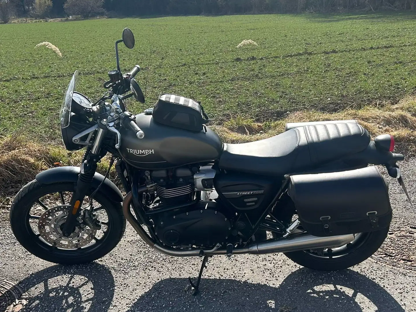 Triumph Street Twin - 1