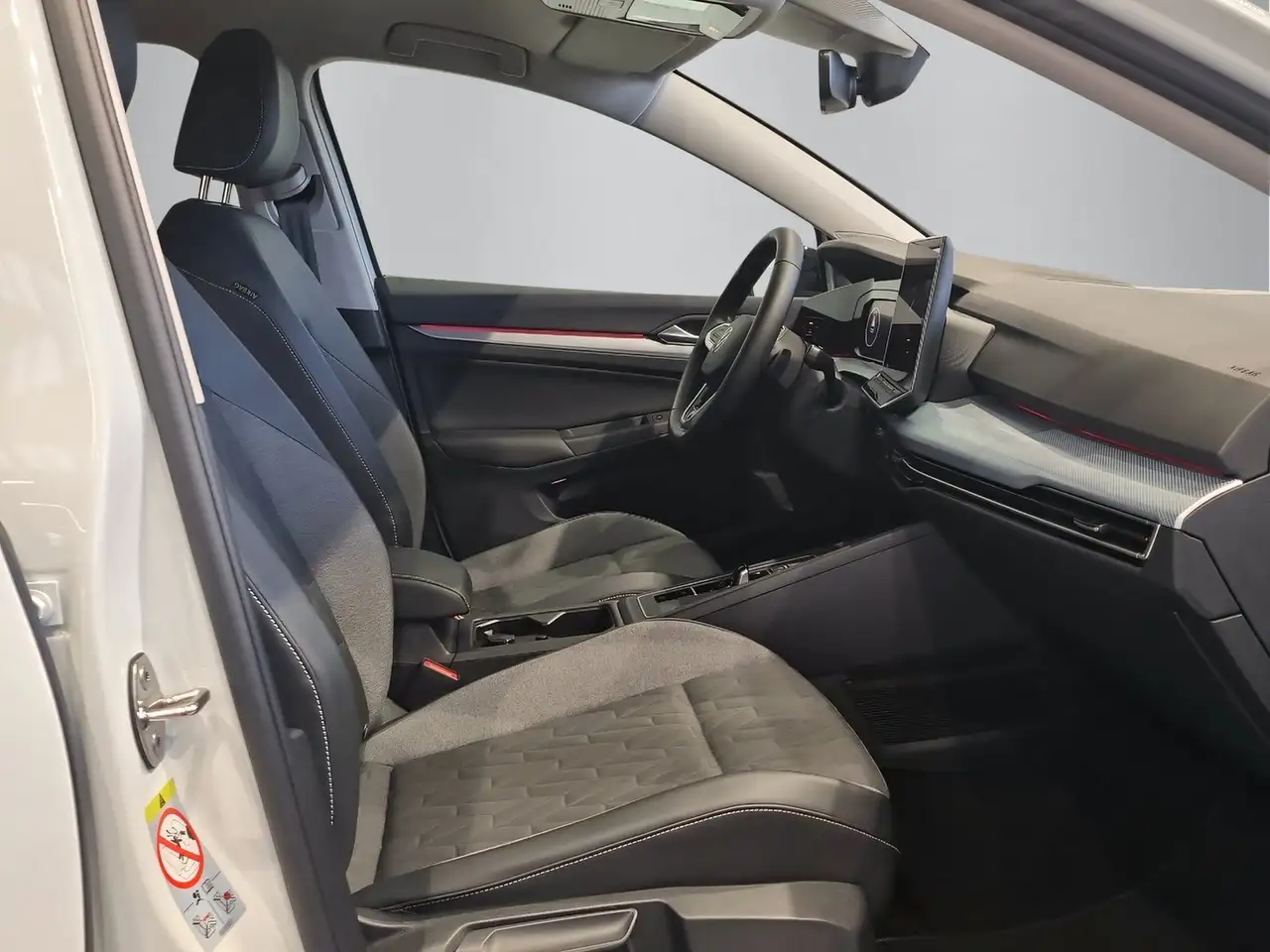 Volkswagen Golf Life mHEV TSI DSG 11