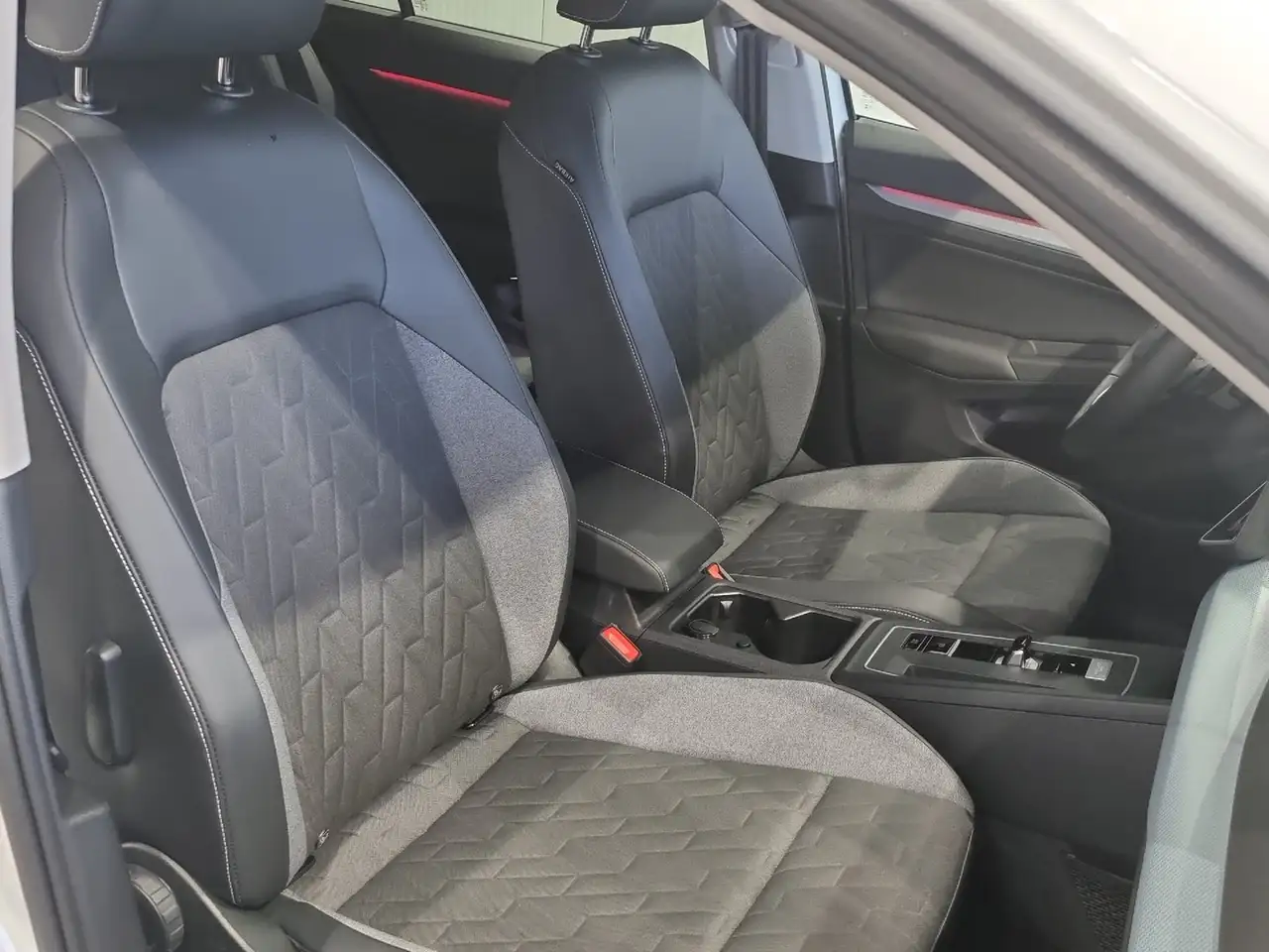 Volkswagen Golf Life mHEV TSI DSG 13