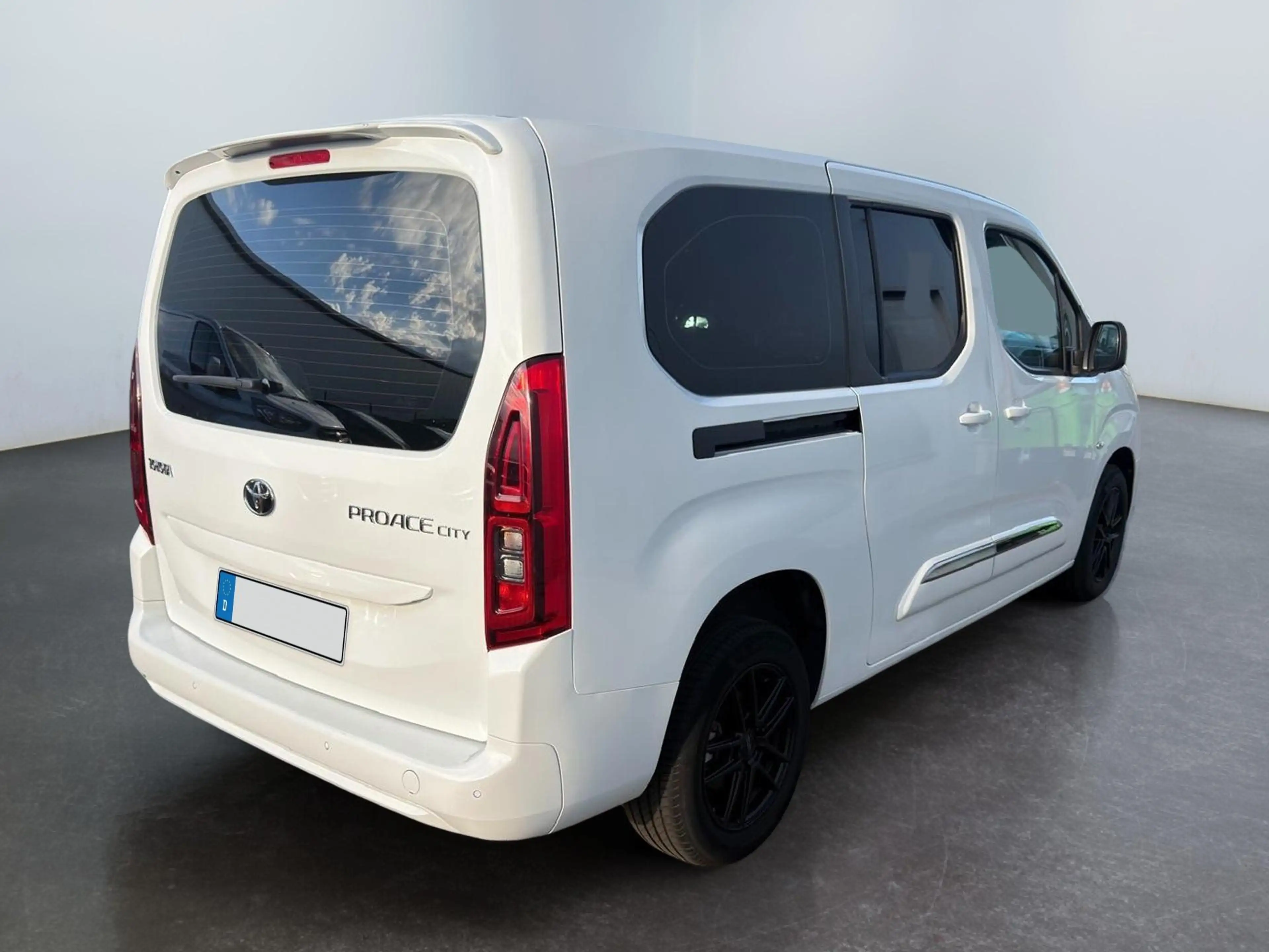 Toyota Proace City Verso 1.2 L2 Team D 7 Sitzer APP Connect PDC AH... — photo 5
