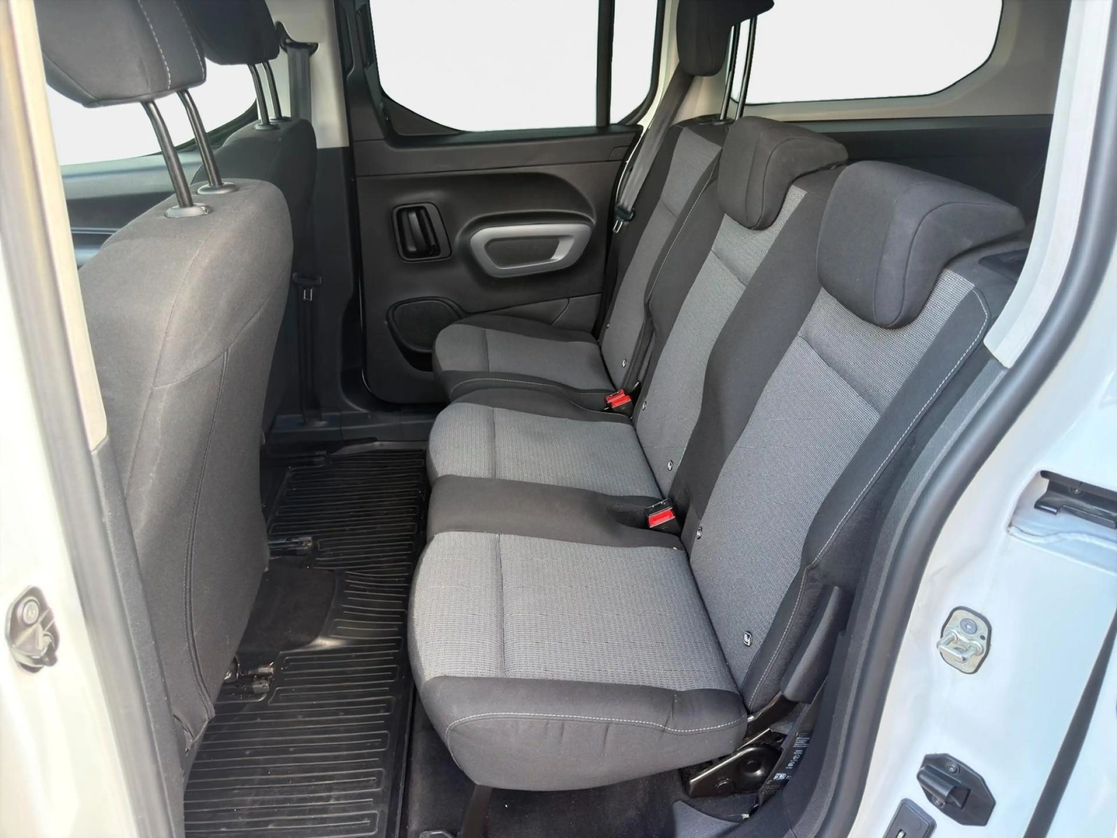 Toyota Proace City Verso 1.2 L2 Team D 7 Sitzer APP Connect PDC AH... — photo 13