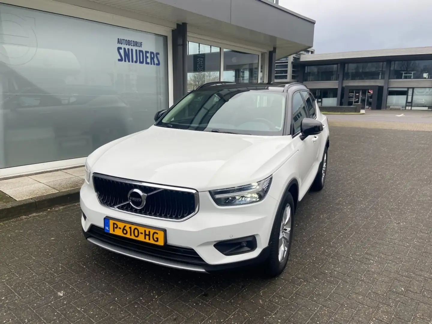 Volvo XC40 2.0 T4 MOMENTUM - BUSINESS GEARTRONIC R-DESIGN-LOO Bianco - 2