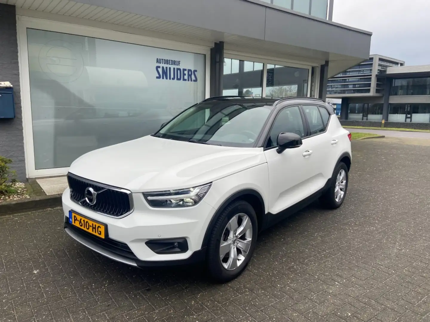 Volvo XC40 2.0 T4 MOMENTUM - BUSINESS GEARTRONIC R-DESIGN-LOO Bianco - 1