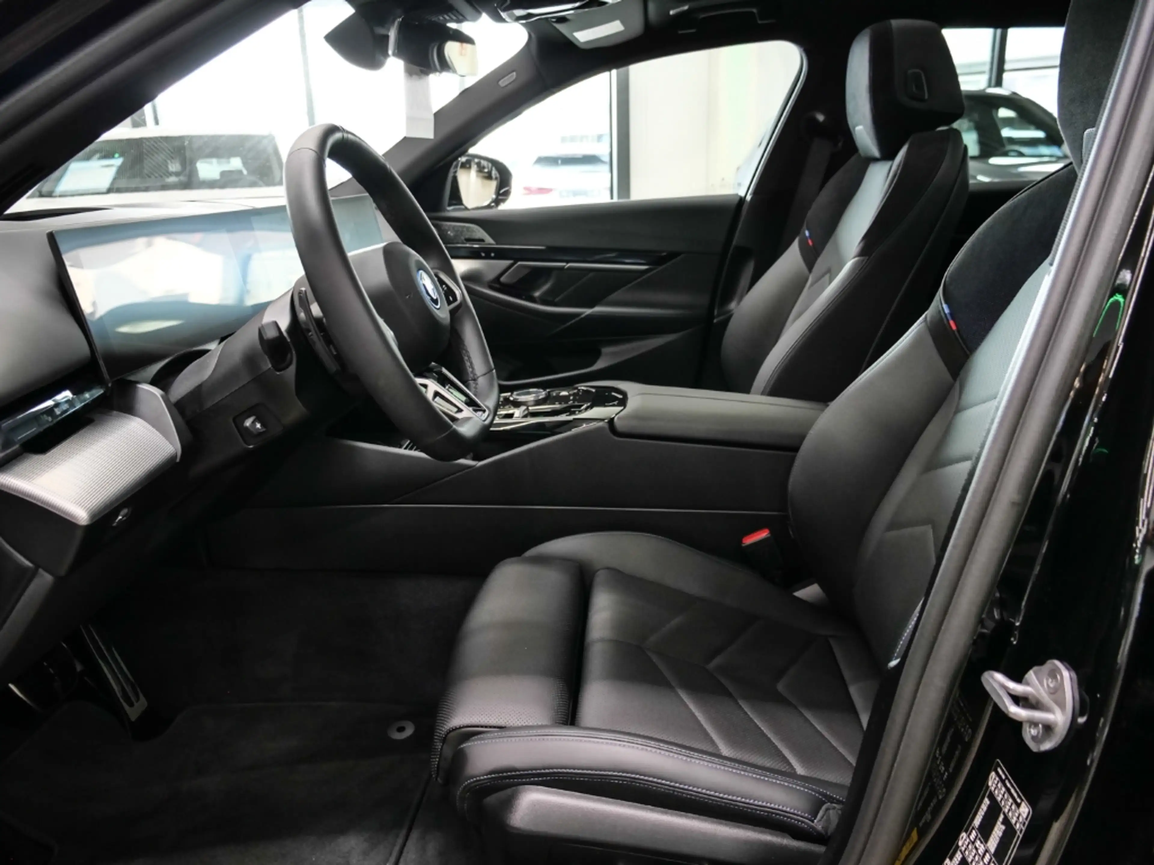 BMW 550 e xDrive Touring M SPORT 19''AHK PANO B+W SITZLÜFT — photo 9
