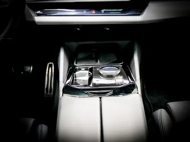BMW 5 Series view 14