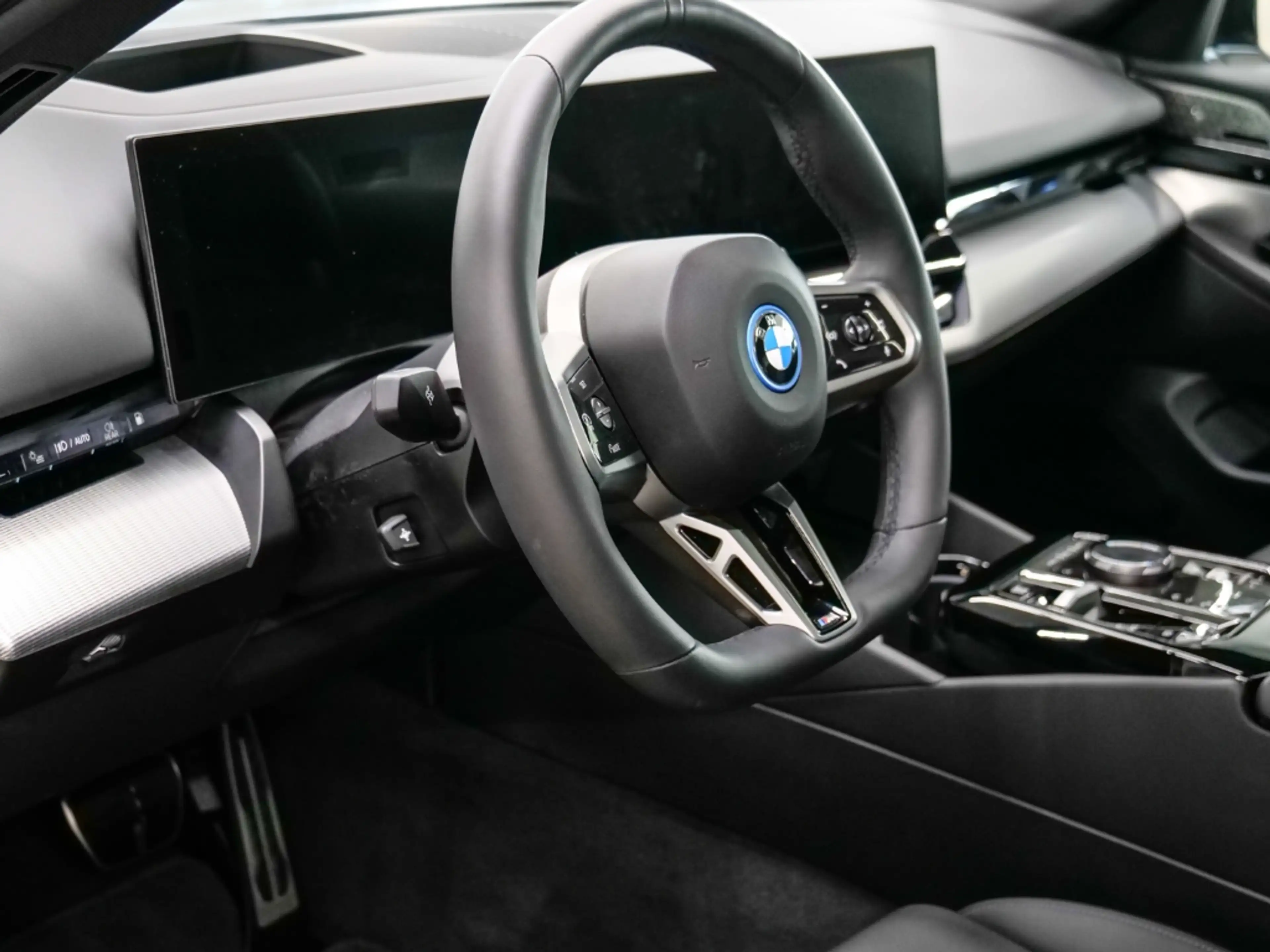 BMW 550 e xDrive Touring M SPORT 19''AHK PANO B+W SITZLÜFT — photo 8