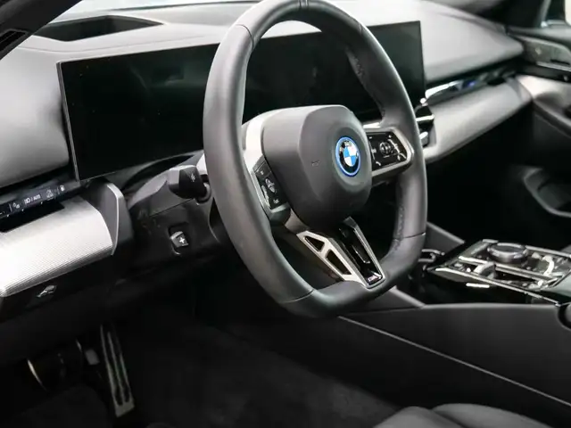 BMW 5 Series view 8