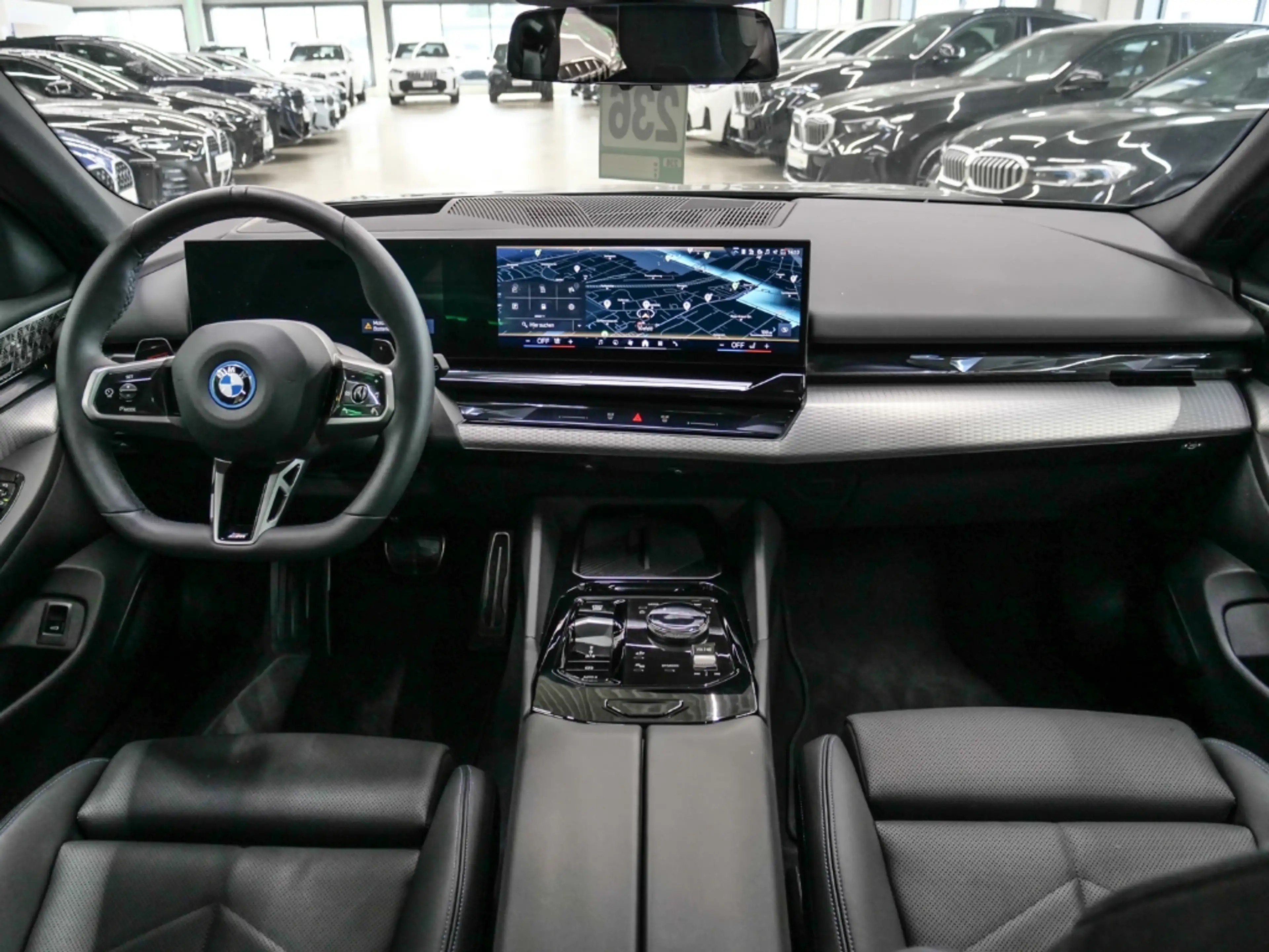BMW 550 e xDrive Touring M SPORT 19''AHK PANO B+W SITZLÜFT — photo 13