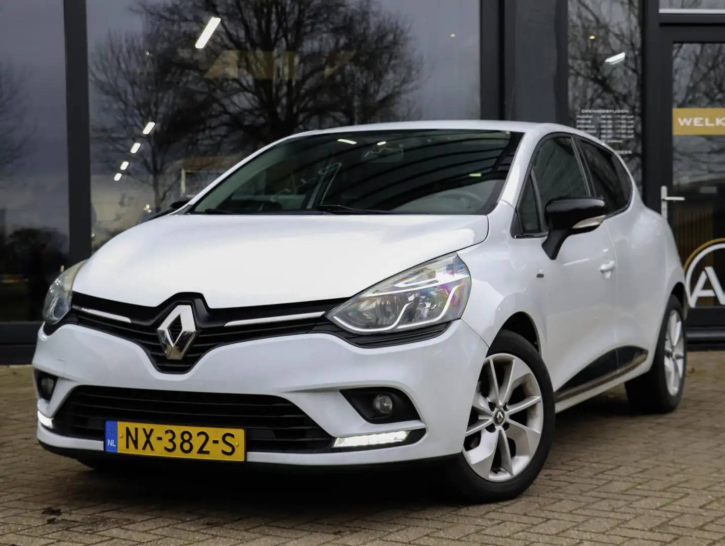 Renault Clio 0.9 TCe 90pk Limited Navigatie PDC Cruise control Weiß - 2