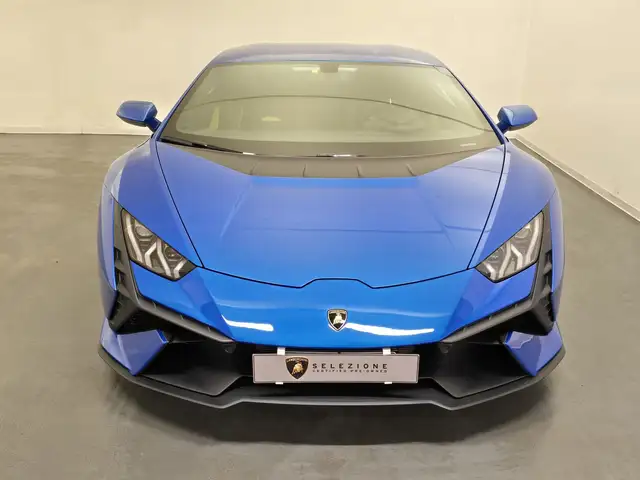 Lamborghini Huracan view 5