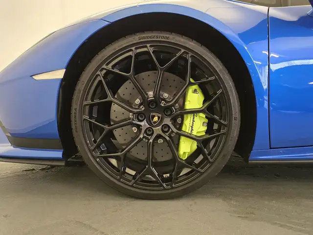 Lamborghini Huracan view 9
