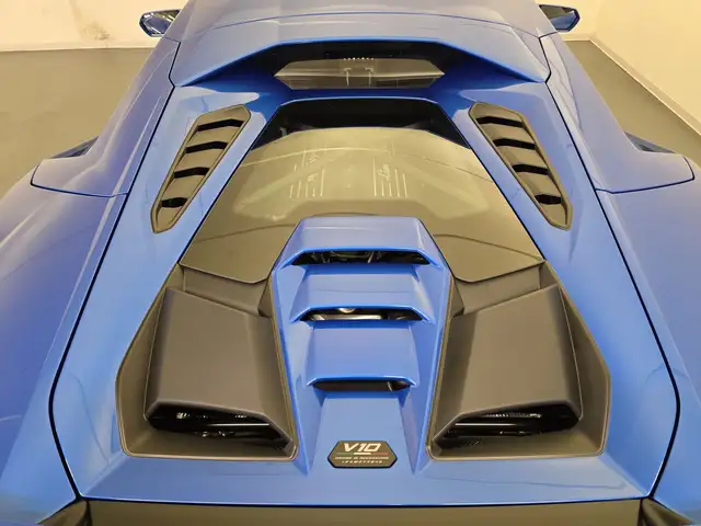 Lamborghini Huracan view 11