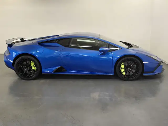 Lamborghini Huracan view 2