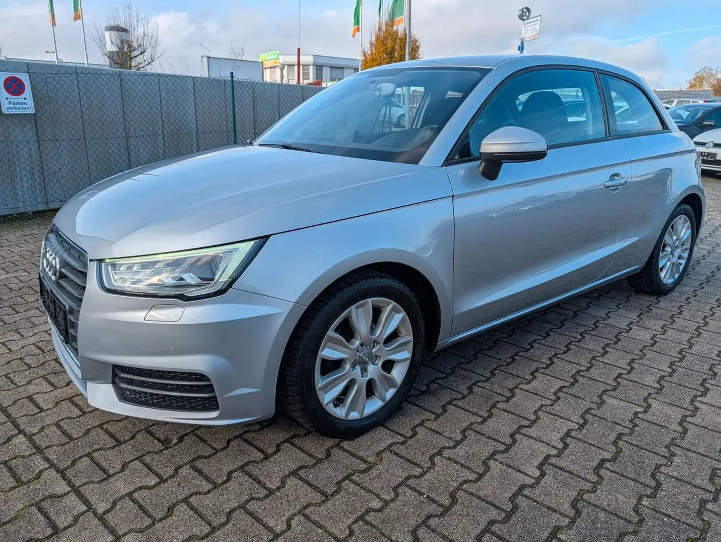 Audi A1 Service/TÜV/Reifen/Bremsen Neu Silber - 2