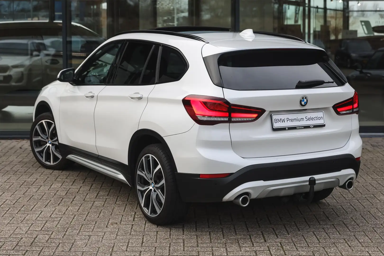 BMW X1 sDrive20i High Executive xLine Automaat / Panorama Wit - 2
