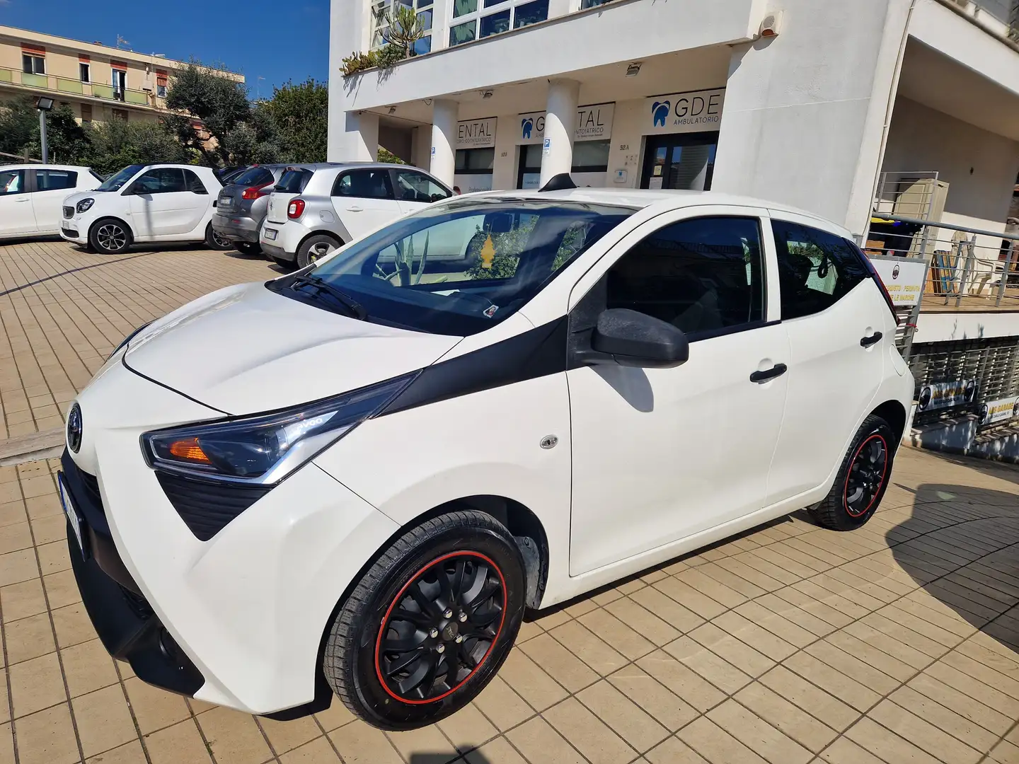 Toyota Aygo Aygo 5p 1.0 x-business 72cv Bianco - 1