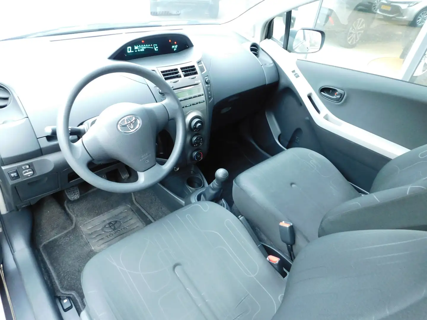 Toyota Yaris 1.0 VVTi Acces | Airco | AUX | Gris - 2