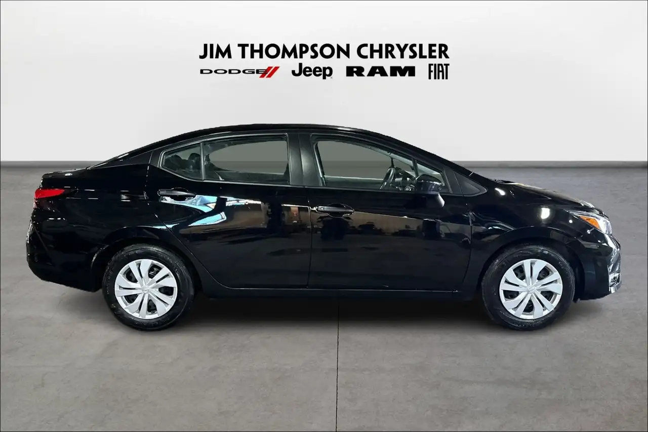 Nissan Versa снимка Nissan Versa