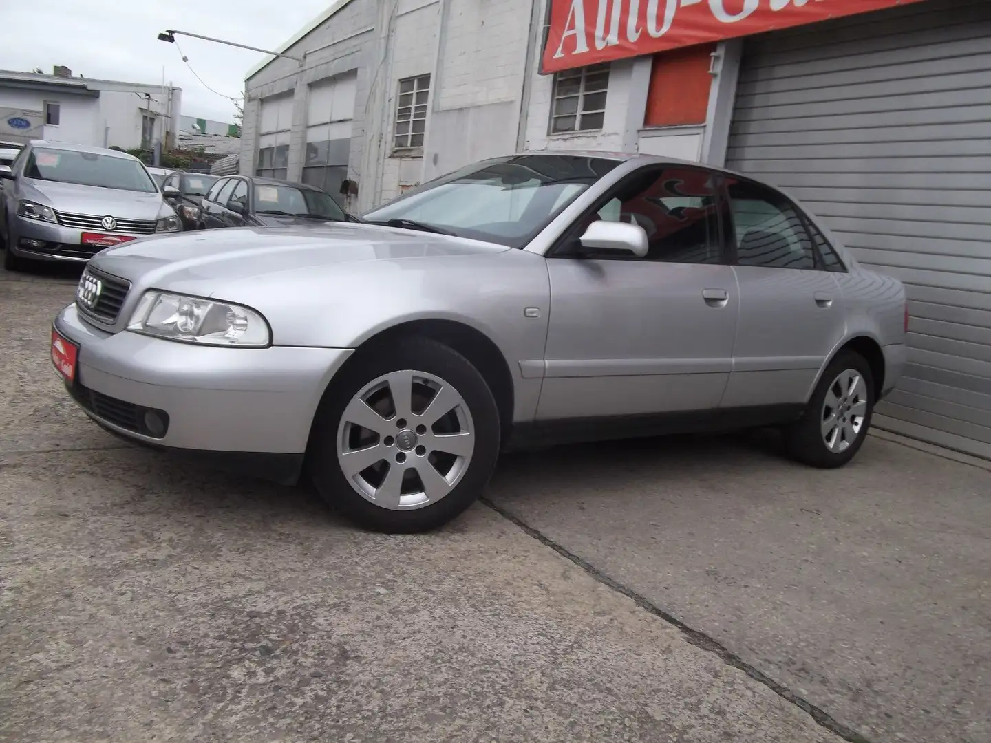 Audi A4 1.8 Auto Srebrny - 1