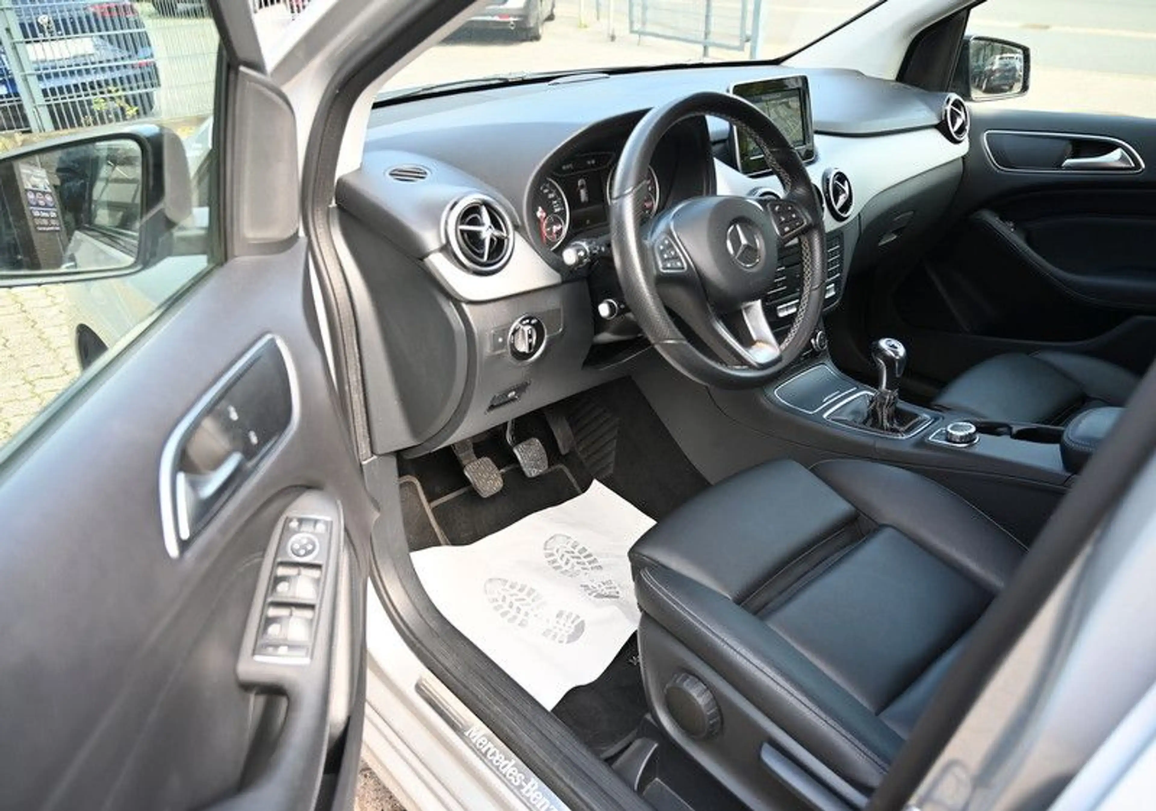 Mercedes-Benz B 180 Urban Leder Navi 2xPDC Kamera AHK 1.Hand — photo 14