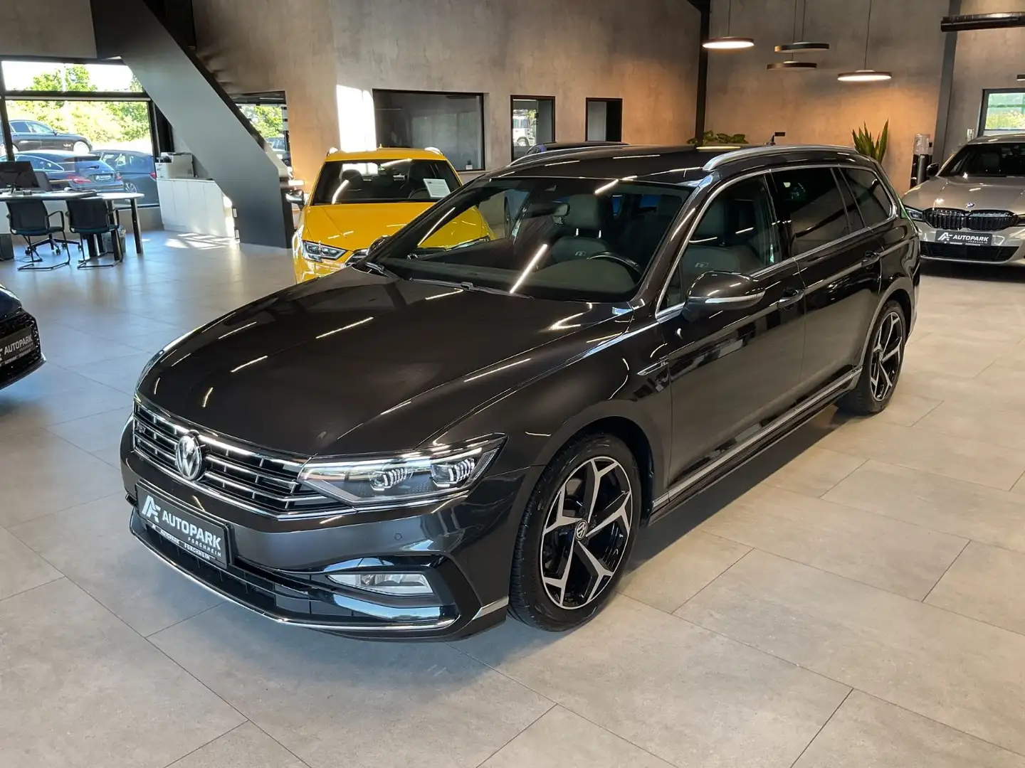 Volkswagen Passat Variant Passat Var. 2.0 TDI 4M 2x R-Line AHK Virtual 18" Grau - 1