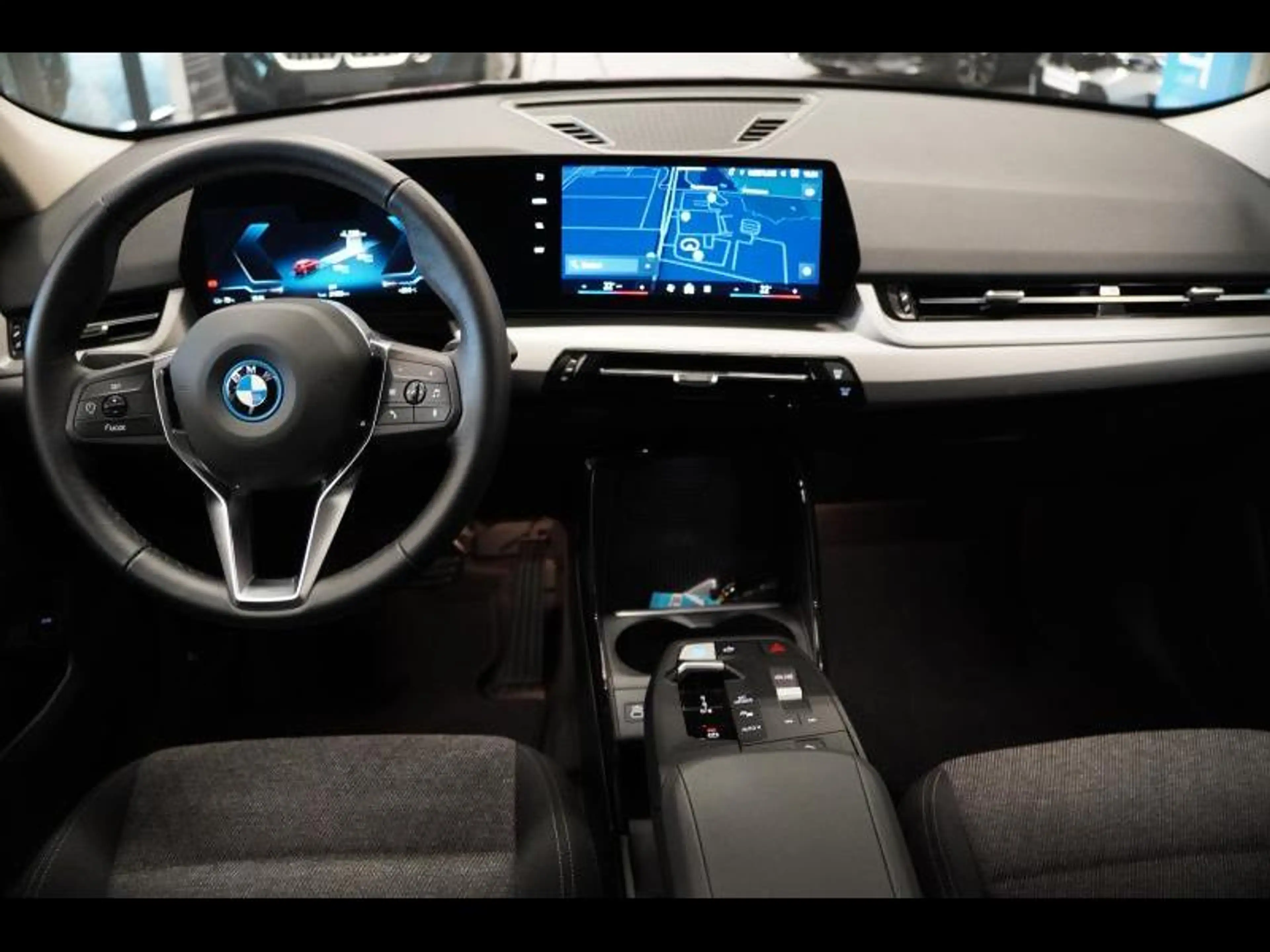 BMW iX2 NAVIGATIE CAMERA SHADOW LINE — photo 7