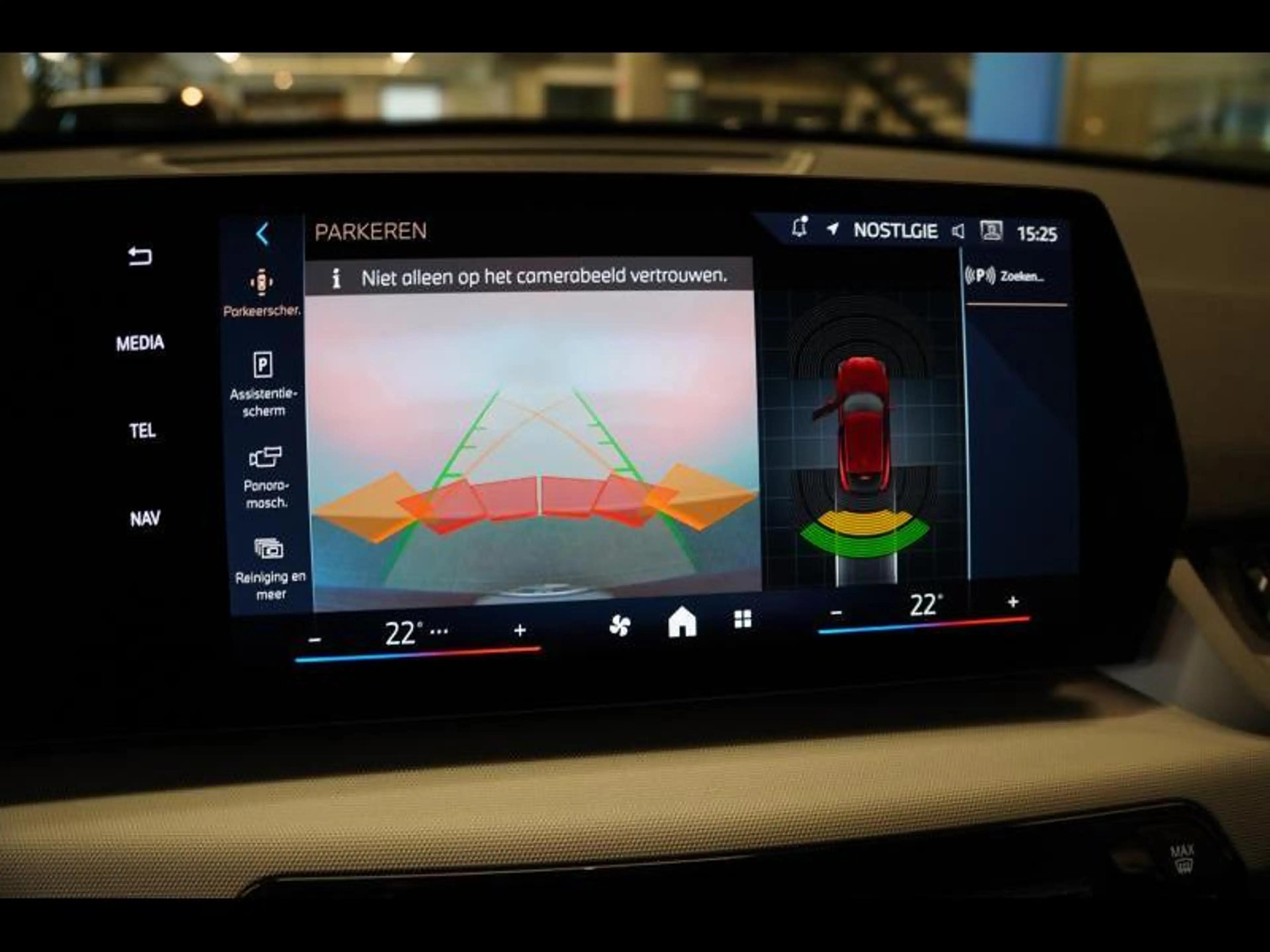 BMW iX2 NAVIGATIE CAMERA SHADOW LINE — photo 15