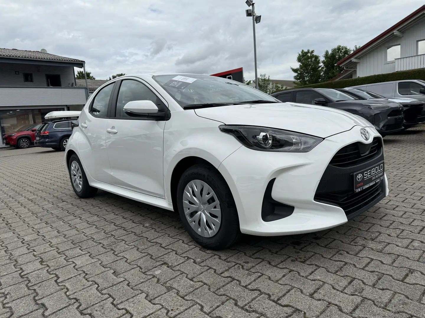 Toyota Yaris Hybrid 116 1.5 VVT-i Comfort Blanc - 2