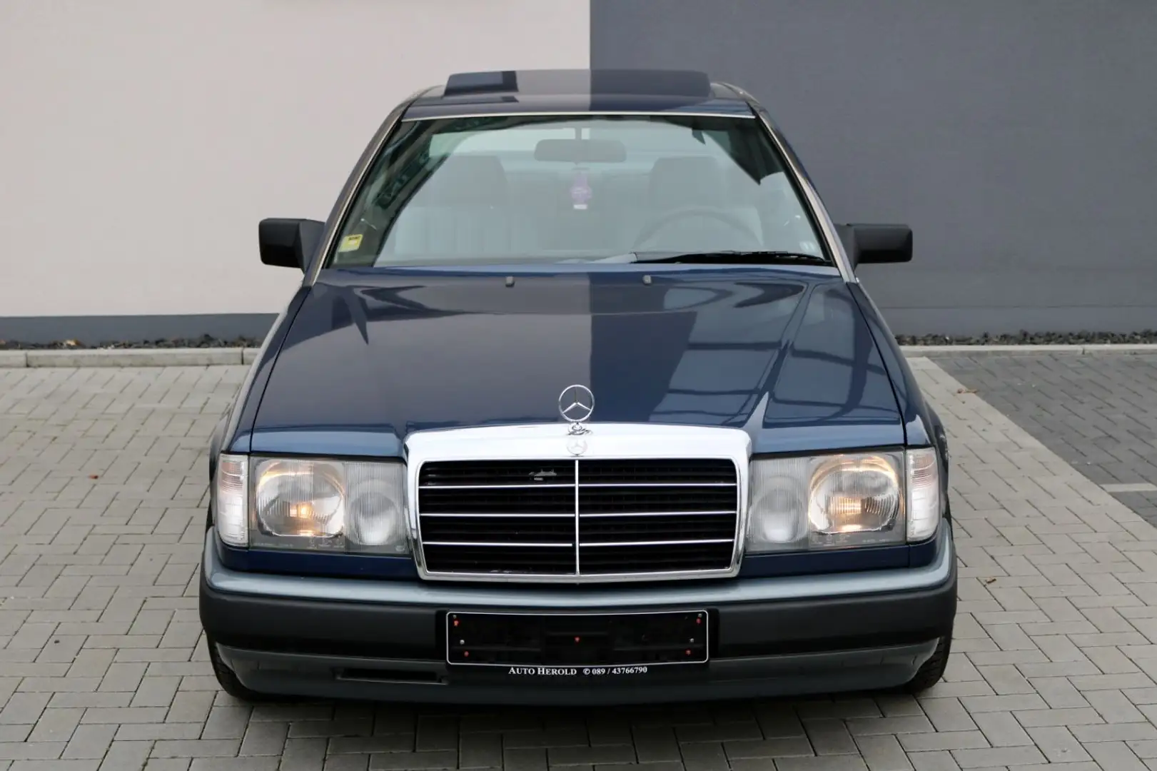 Mercedes-Benz 230 CE Coupe Oldtimer/Schiebe-dach/Anhängerkuppl Albastru - 2