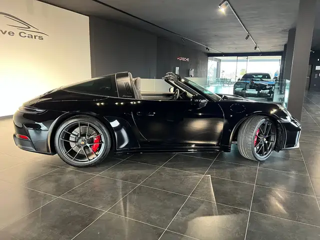 Porsche 992 view 14