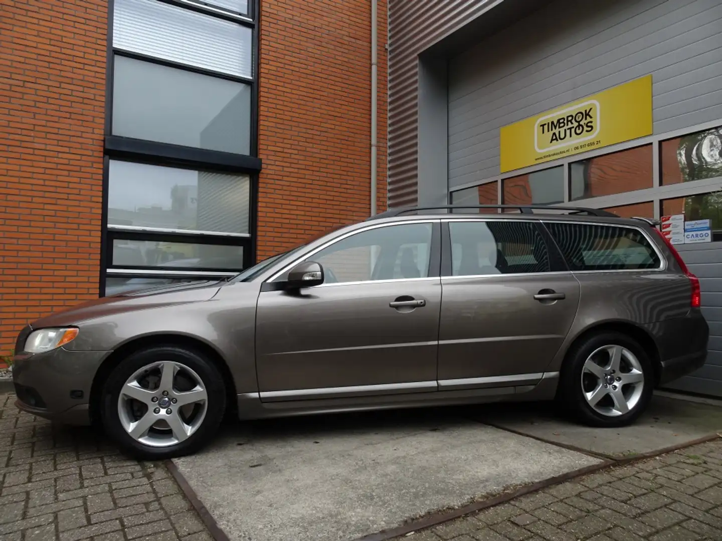 Volvo V70 2.5FT 231pk Aut. *Spoiler/17"/Trekhaak/Youngtimer! Gris - 2