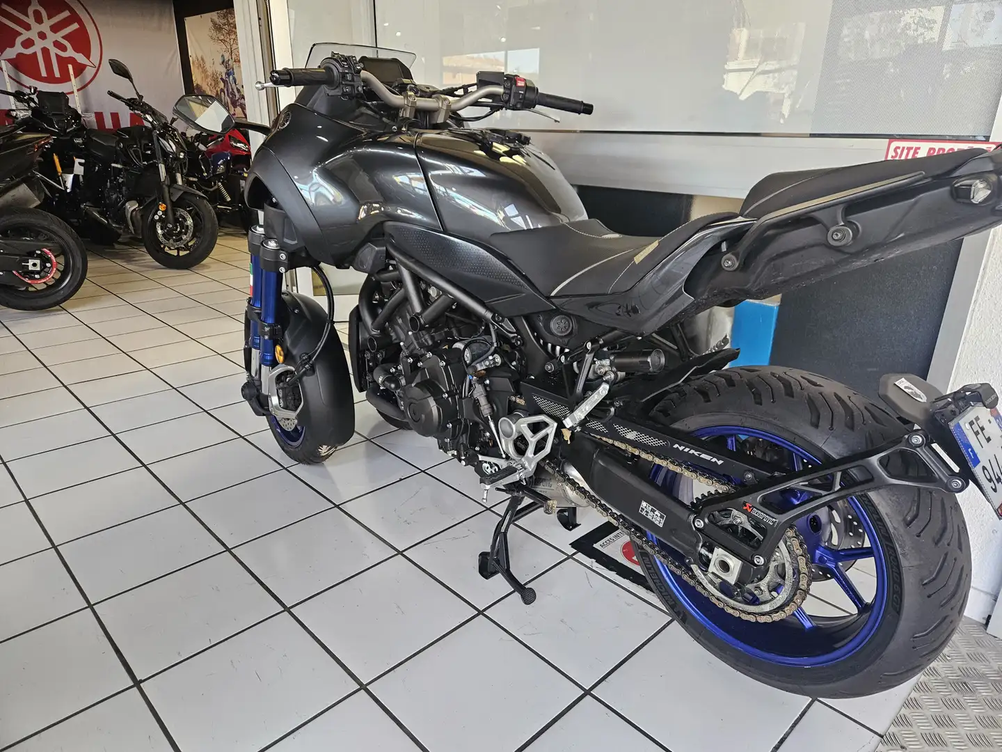 Yamaha Niken Gris - 2
