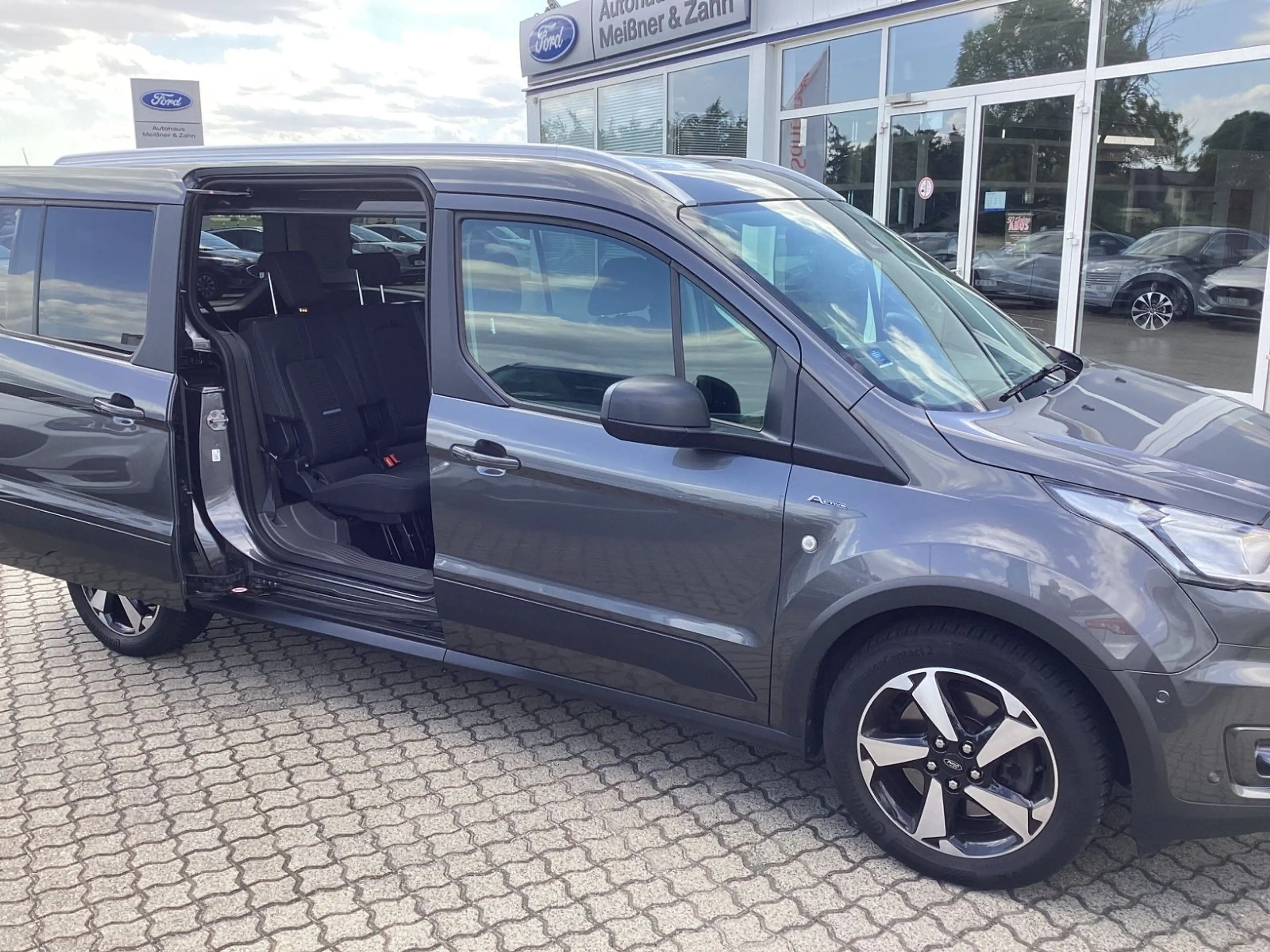 Ford Grand Tourneo Connect Active / Pano Dach / Navi — photo 3