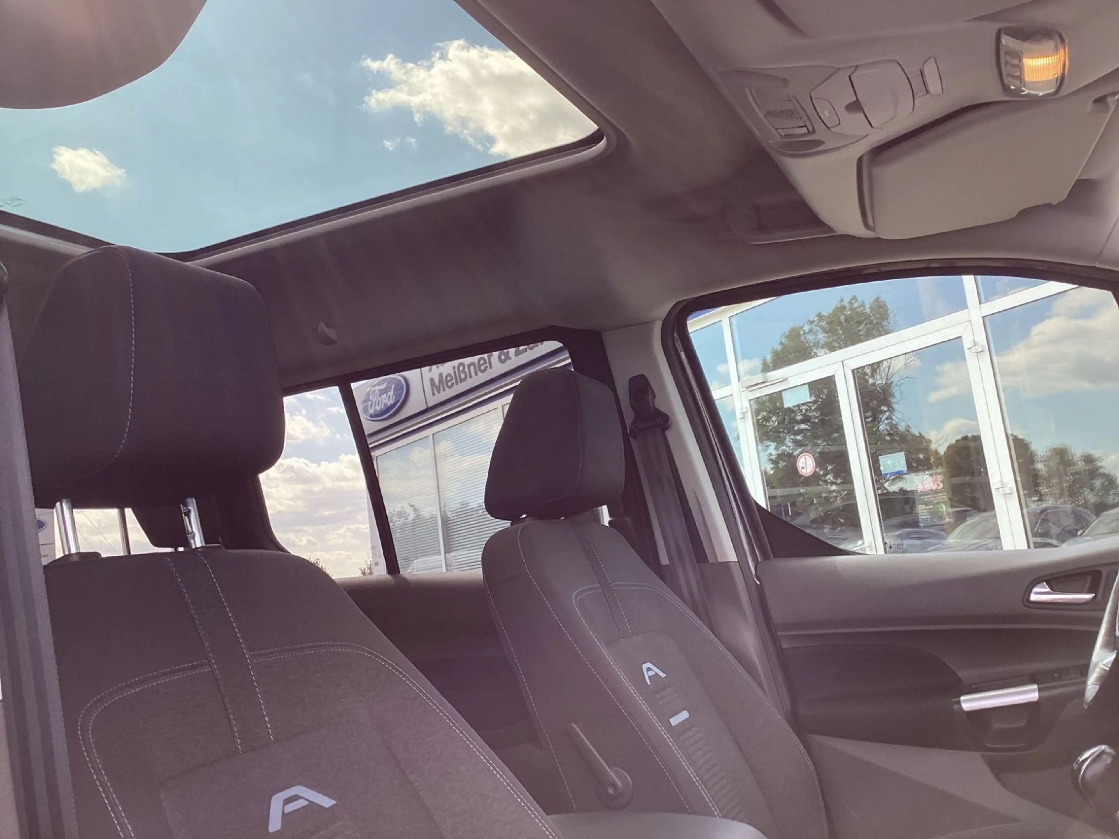 Ford Grand Tourneo Connect Active / Pano Dach / Navi — photo 22