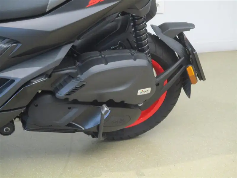 Aprilia SR GT 125 - foto 8
