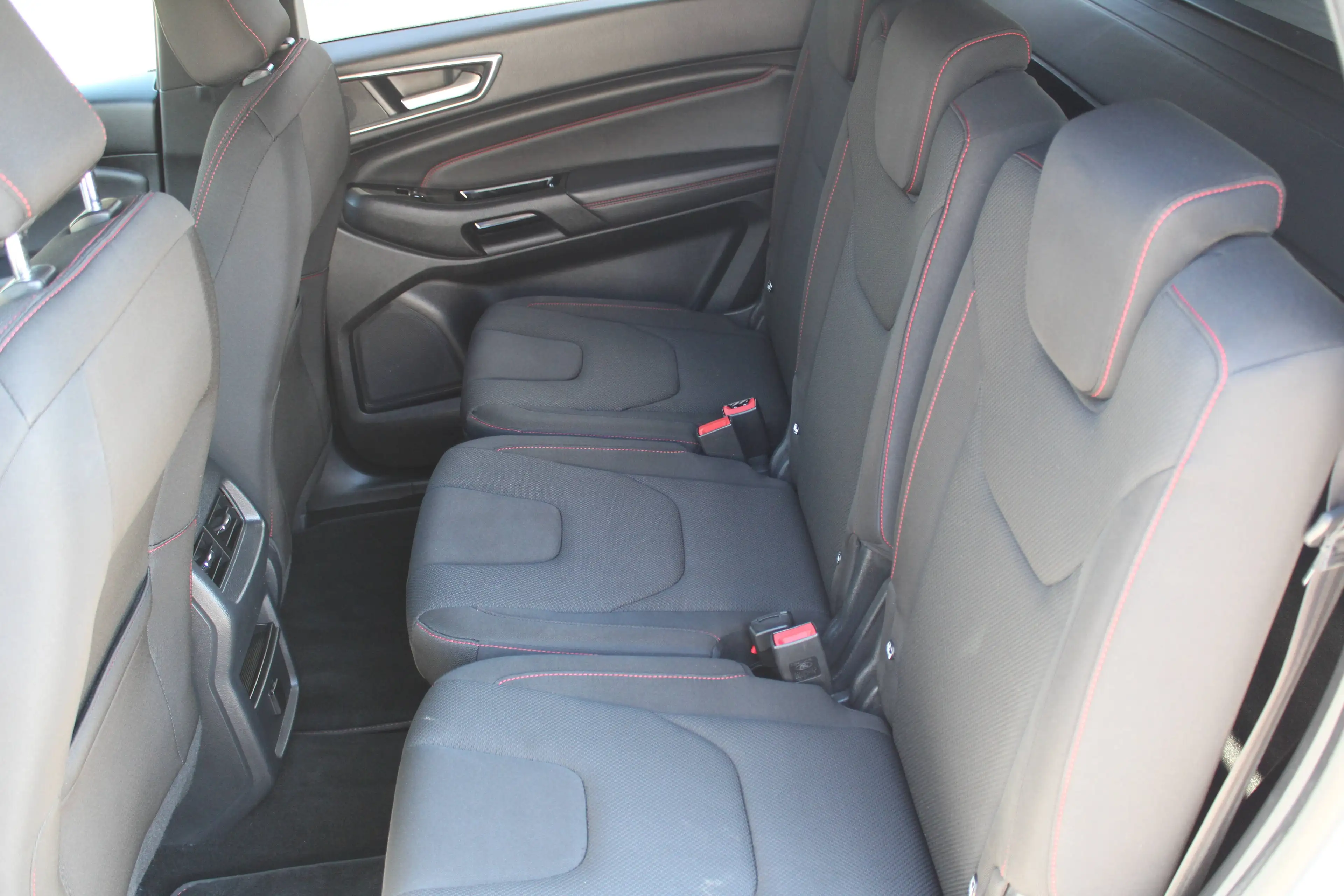 Ford S-Max ST LINE — photo 11