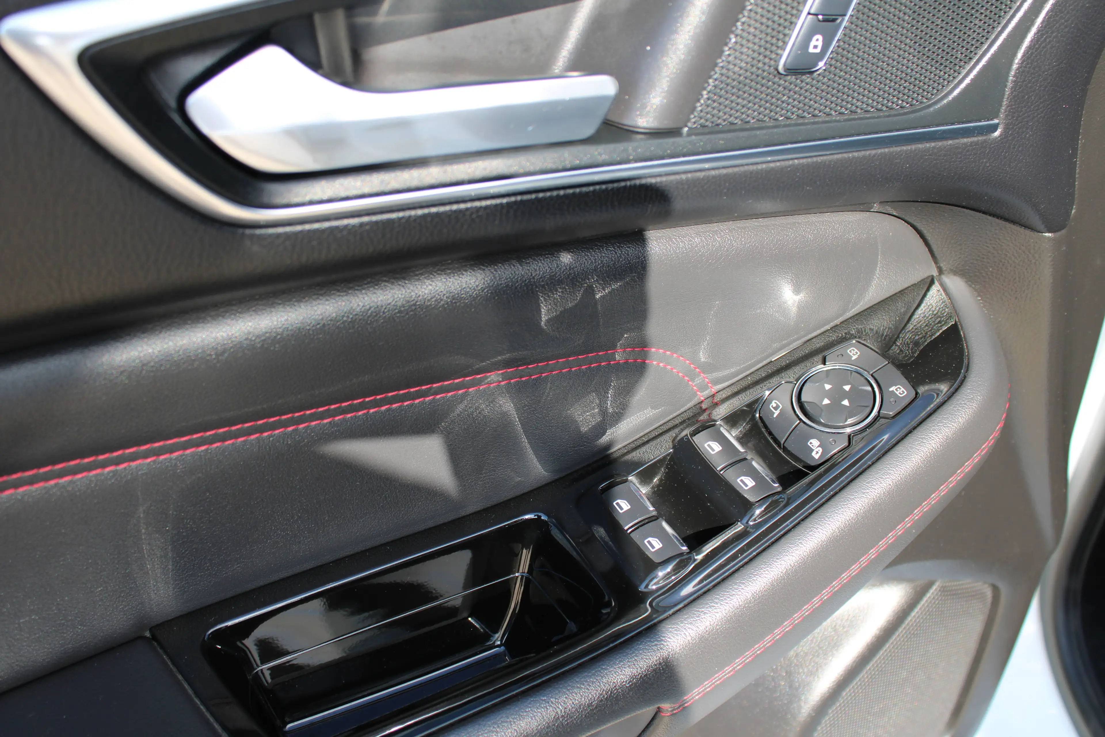 Ford S-Max ST LINE — photo 13