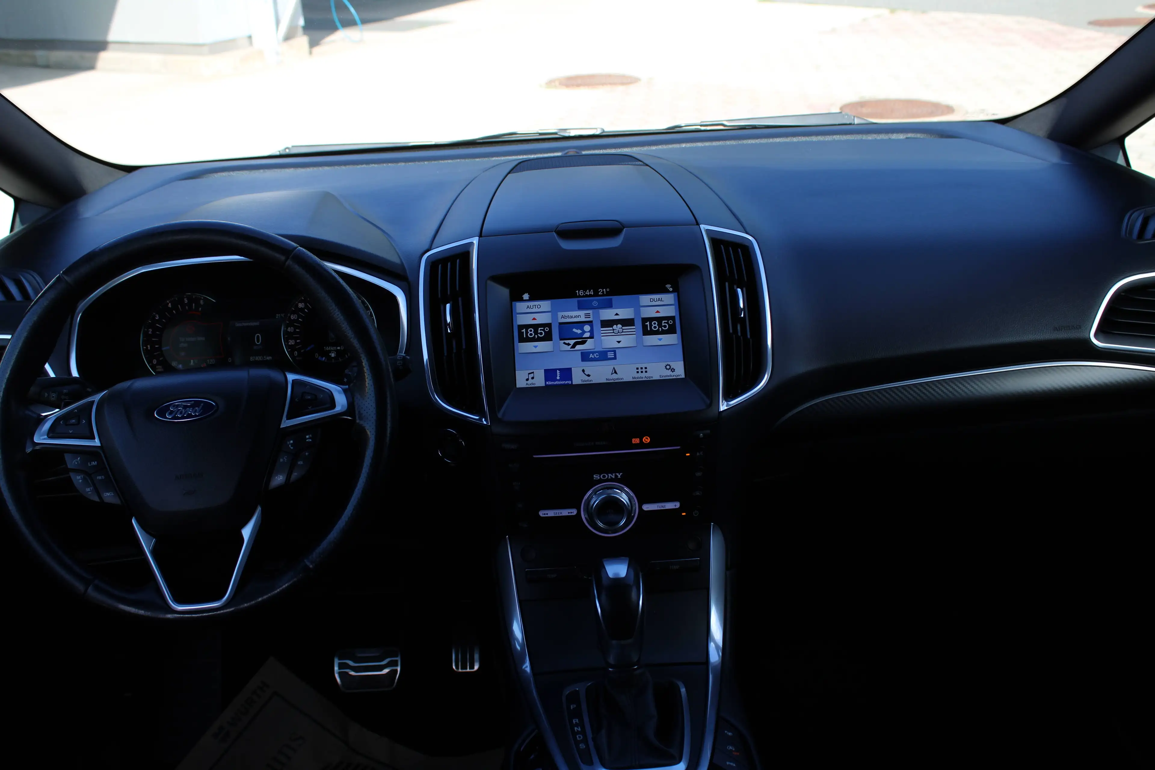 Ford S-Max ST LINE — photo 12