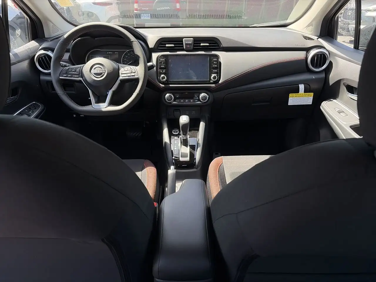 Nissan Versa снимка Nissan Versa