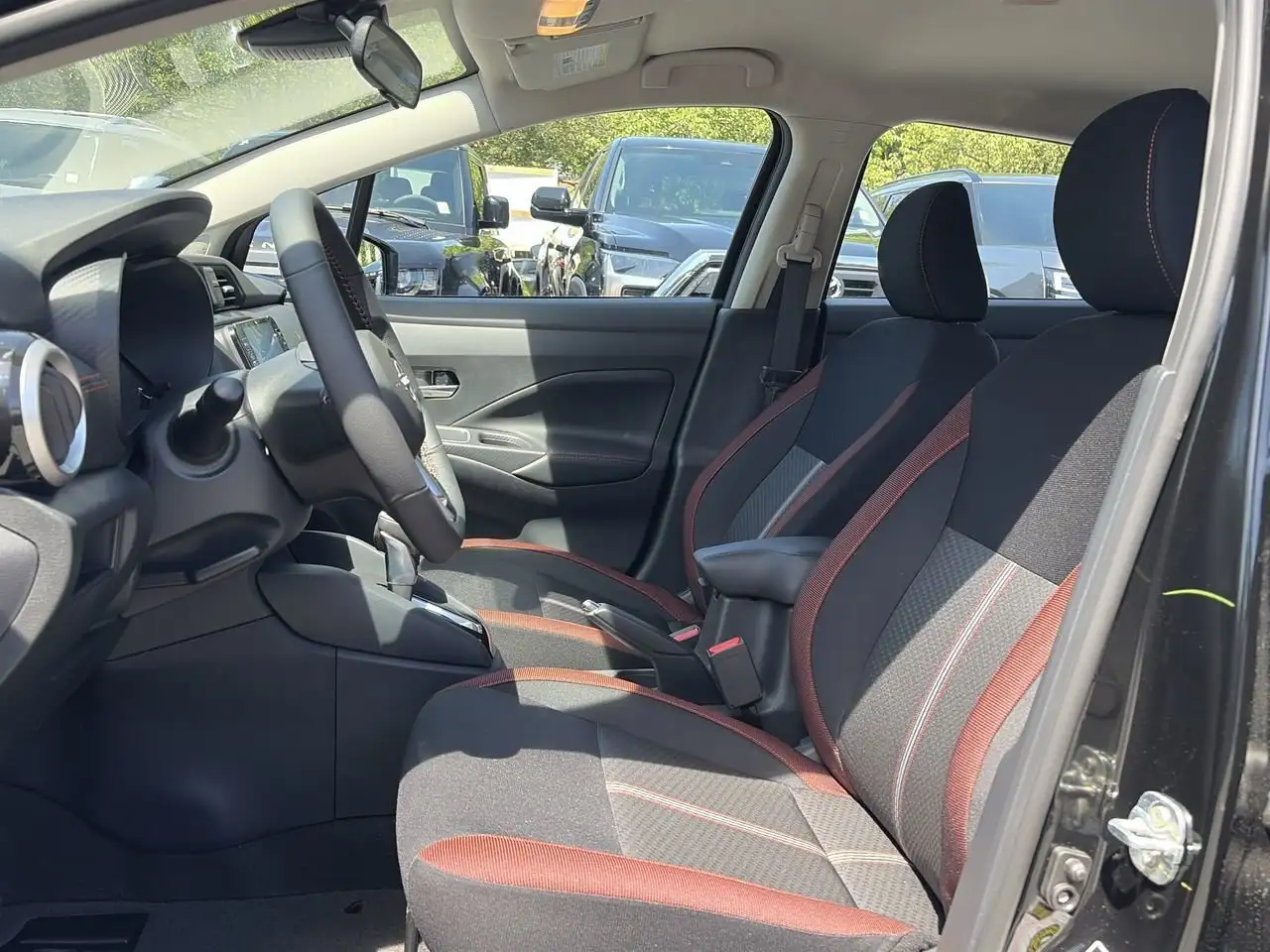 Nissan Versa снимка Nissan Versa